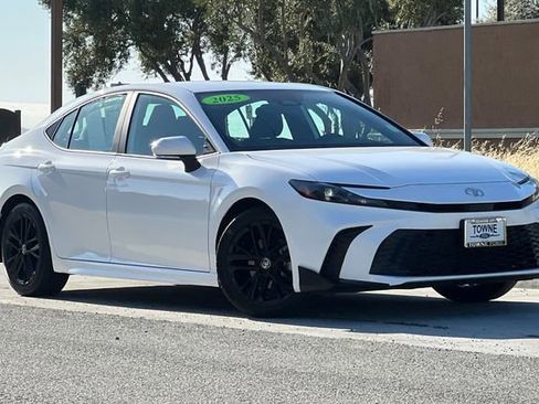 Used 2025 Toyota Camry SE FWD image 1