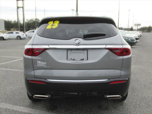 Used 2023 Buick Enclave Essence image 5