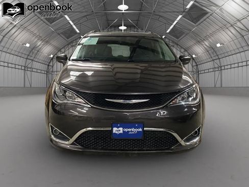 Used 2019 Chrysler Pacifica Touring-L image 2