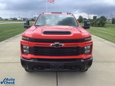 Used 2024 Chevrolet Silverado 2500 Custom w/ Custom Value Package image 2