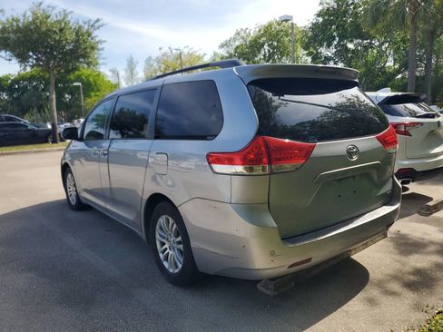 Used 2014 Toyota Sienna XLE w/ XLE Premium Package FWD image 6