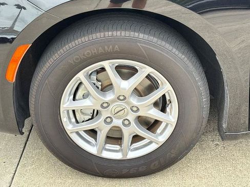 Used 2024 Chrysler Pacifica Touring-L FWD image 12