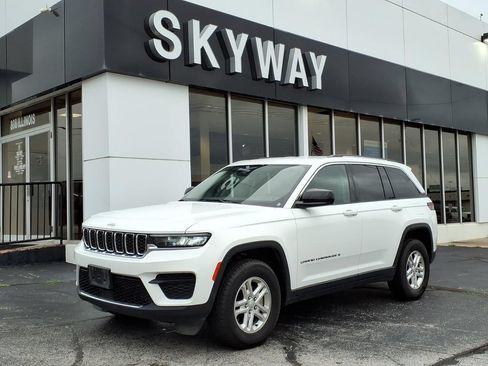 Used 2024 Jeep Grand Cherokee Laredo AWD/4WD image 1