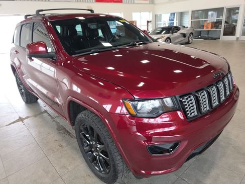 Used 2019 Jeep Grand Cherokee Altitude AWD/4WD image 5