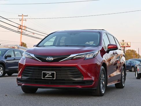 Used 2021 Toyota Sienna LE w/ LE Plus Package FWD image 4
