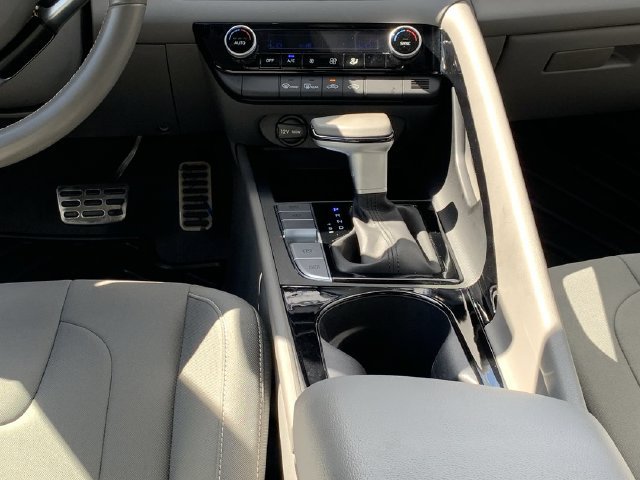 Used 2025 Hyundai Elantra SEL FWD image 27