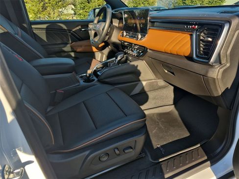 Used 2025 GMC Canyon AT4 w/ Technology Plus Package image 33