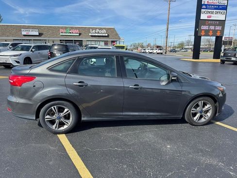 Used 2017 Ford Focus SE FWD image 2