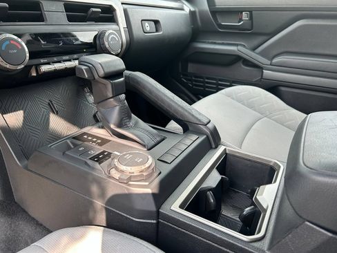 Used 2025 Toyota Tacoma SR5 AWD/4WD image 24