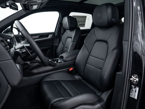Certified 2026 Porsche Cayenne AWD/4WD image 5