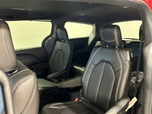 New 2026 Chrysler Pacifica Select image 32