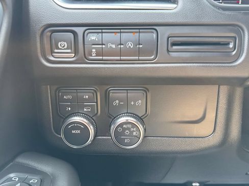 Used 2024 GMC Yukon SLE AWD/4WD image 14