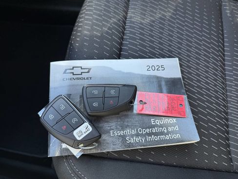 Used 2025 Chevrolet Equinox LT image 24