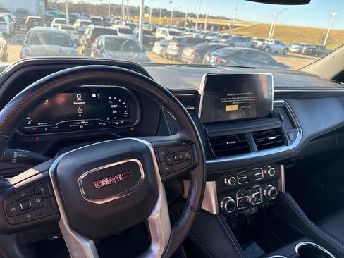 Used 2023 GMC Yukon XL SLT image 12