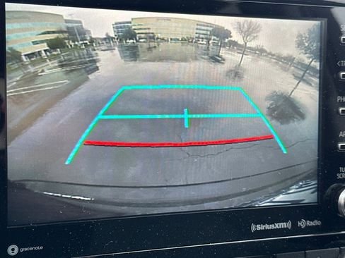 Used 2021 Toyota Highlander LE image 27