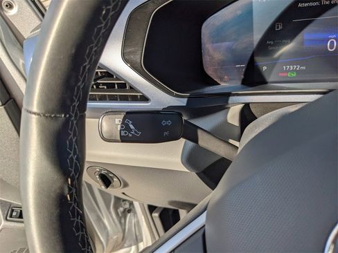 Certified 2022 Volkswagen Taos SE image 32