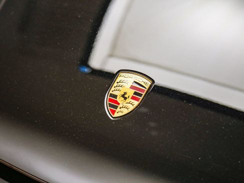 Certified 2025 Porsche Macan AWD/4WD image 12