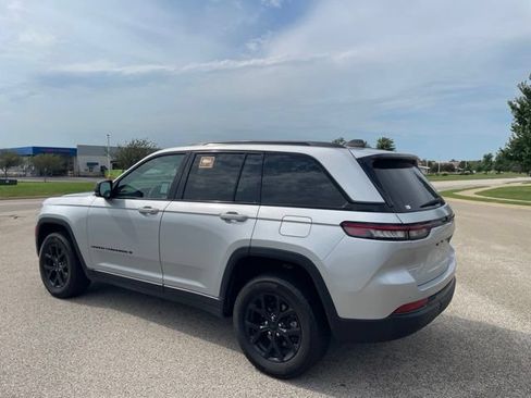 Used 2024 Jeep Grand Cherokee Altitude RWD image 4