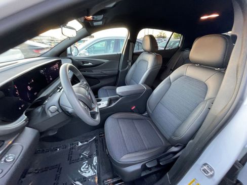Used 2025 Buick Envista Preferred image 35