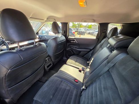 Used 2023 Mitsubishi Outlander SE image 12