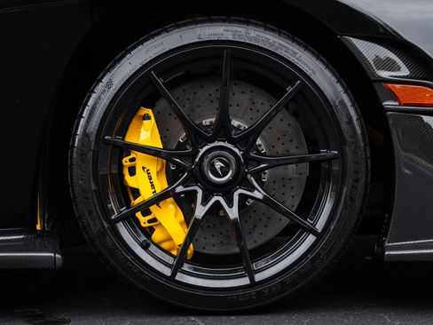 Used 2019 McLaren Senna image 9