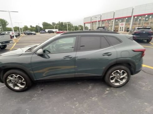 Used 2025 Chevrolet Trax LT FWD image 7