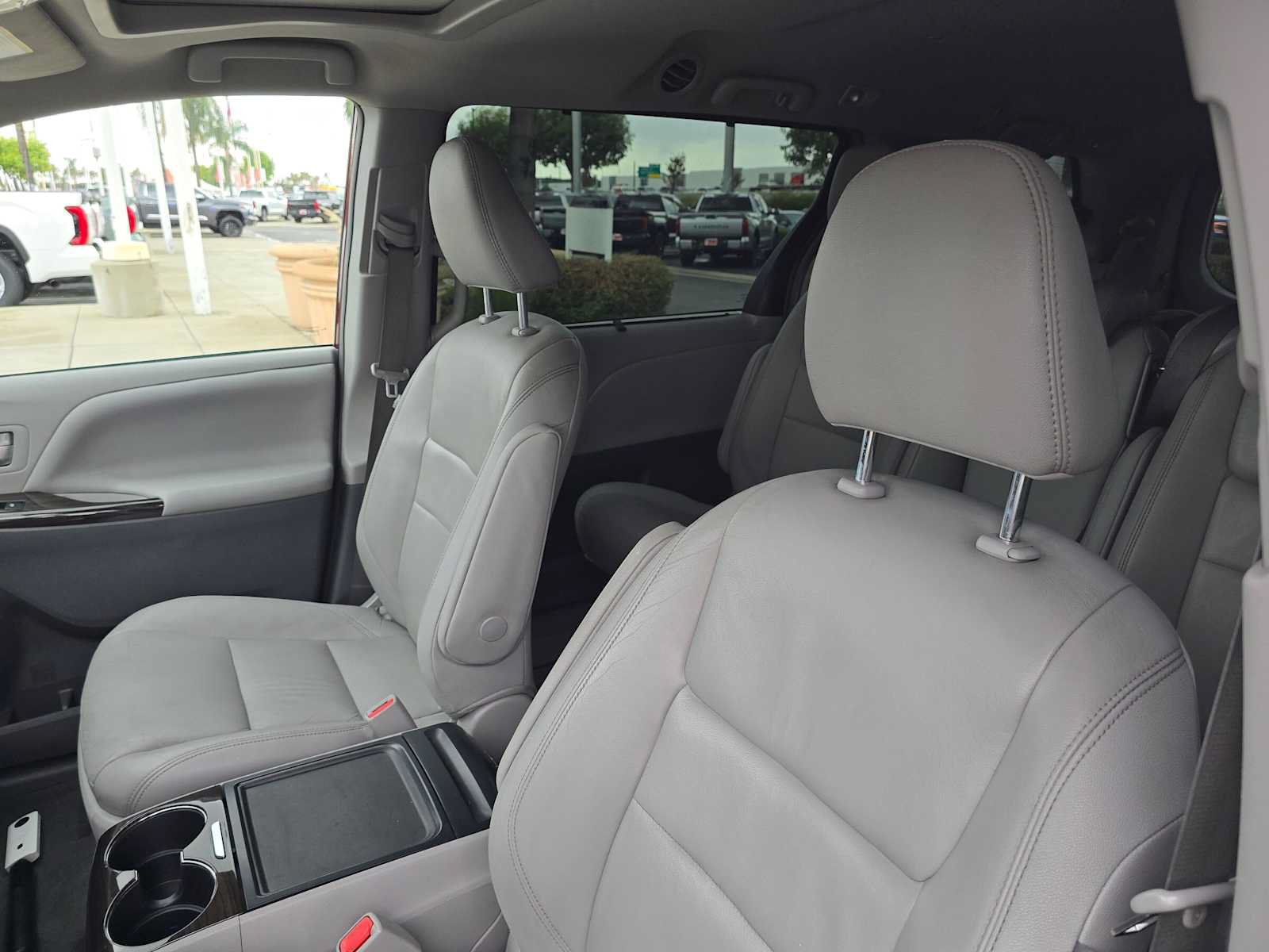 Used 2019 Toyota Sienna XLE FWD image 24