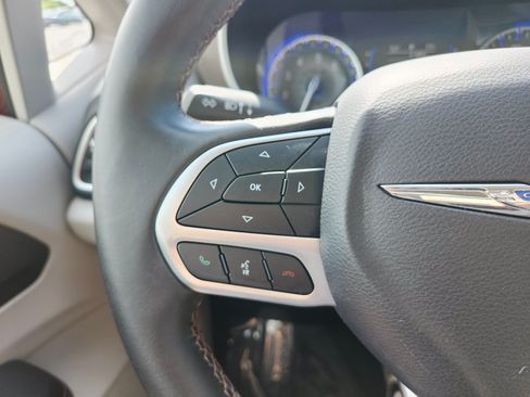 Used 2018 Chrysler Pacifica Touring-L w/ Premium Audio Group FWD image 31
