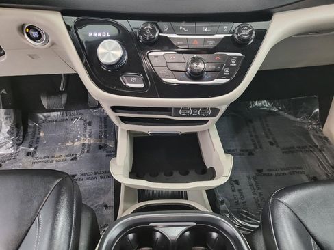 Used 2024 Chrysler Pacifica Touring-L image 15