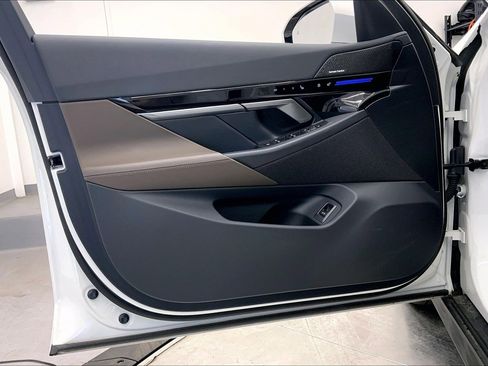 Used 2024 BMW 530i xDrive w/ Convenience Package image 24