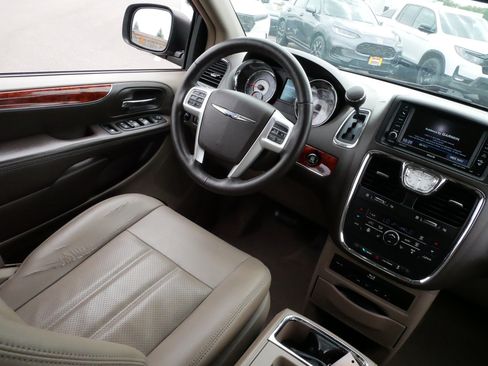 Used 2015 Chrysler Town & Country Touring-L w/ Driver Convenience Group FWD image 9