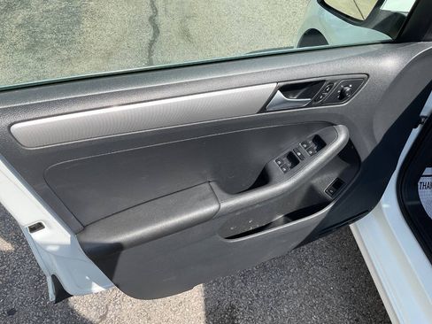 Used 2017 Volkswagen Jetta SE FWD image 24