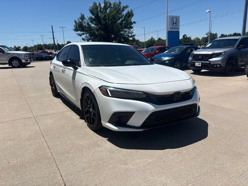 Used 2023 Honda Civic Sport image 3
