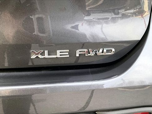 Used 2022 Toyota Highlander XLE image 10