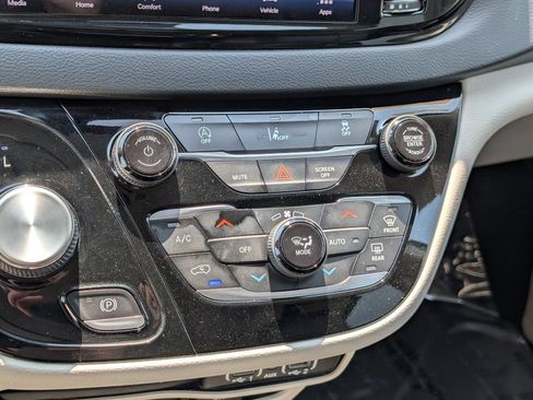 Used 2022 Chrysler Pacifica Touring-L FWD image 23