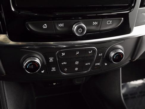 Used 2021 Chevrolet Traverse LT image 18