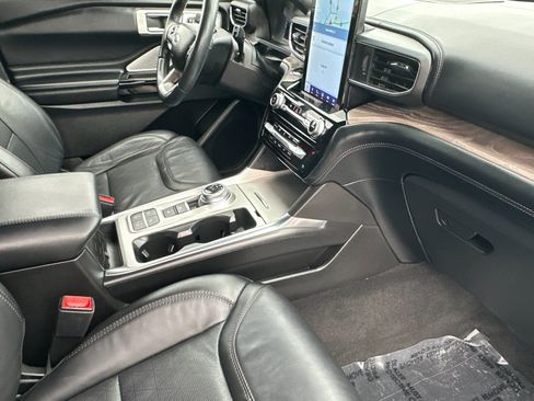 Certified 2022 Ford Explorer Platinum w/ Equipment Group 601A image 18