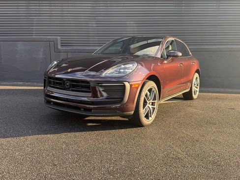 Certified 2025 Porsche Macan image 1
