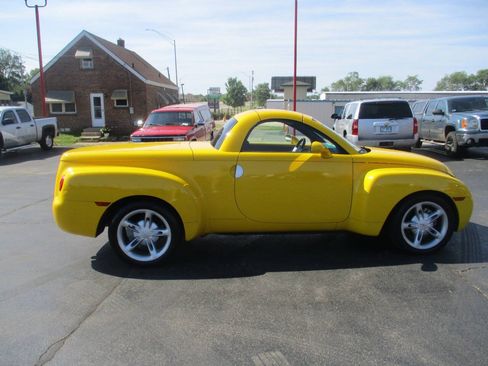 Used 2004 Chevrolet SSR w/ Preferred Equipment Group RWD image 23