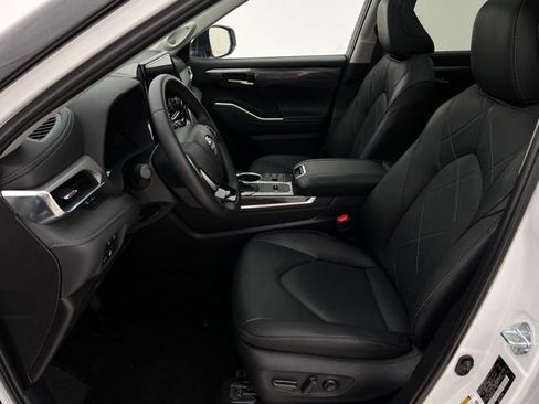 Used 2025 Toyota Highlander Platinum AWD/4WD image 11
