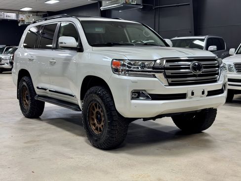 Used 2019 Toyota Land Cruiser w/ Preferred Accessory Package image 6