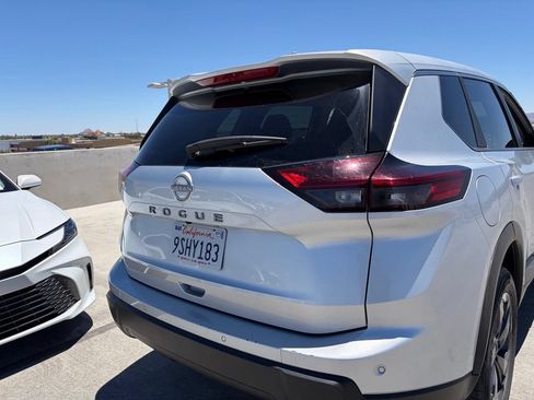 Used 2025 Nissan Rogue SV FWD image 4