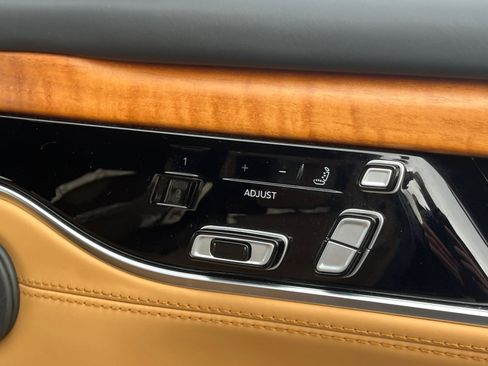 Used 2023 Jeep Grand Wagoneer Series III image 30