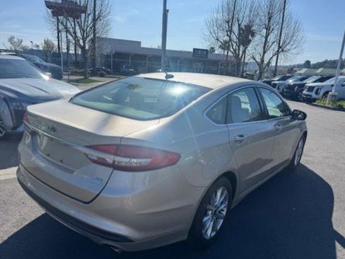 Used 2017 Ford Fusion SE image 6