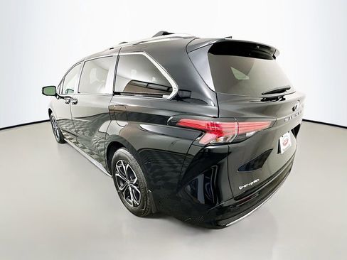 Used 2026 Toyota Sienna Platinum AWD/4WD image 7