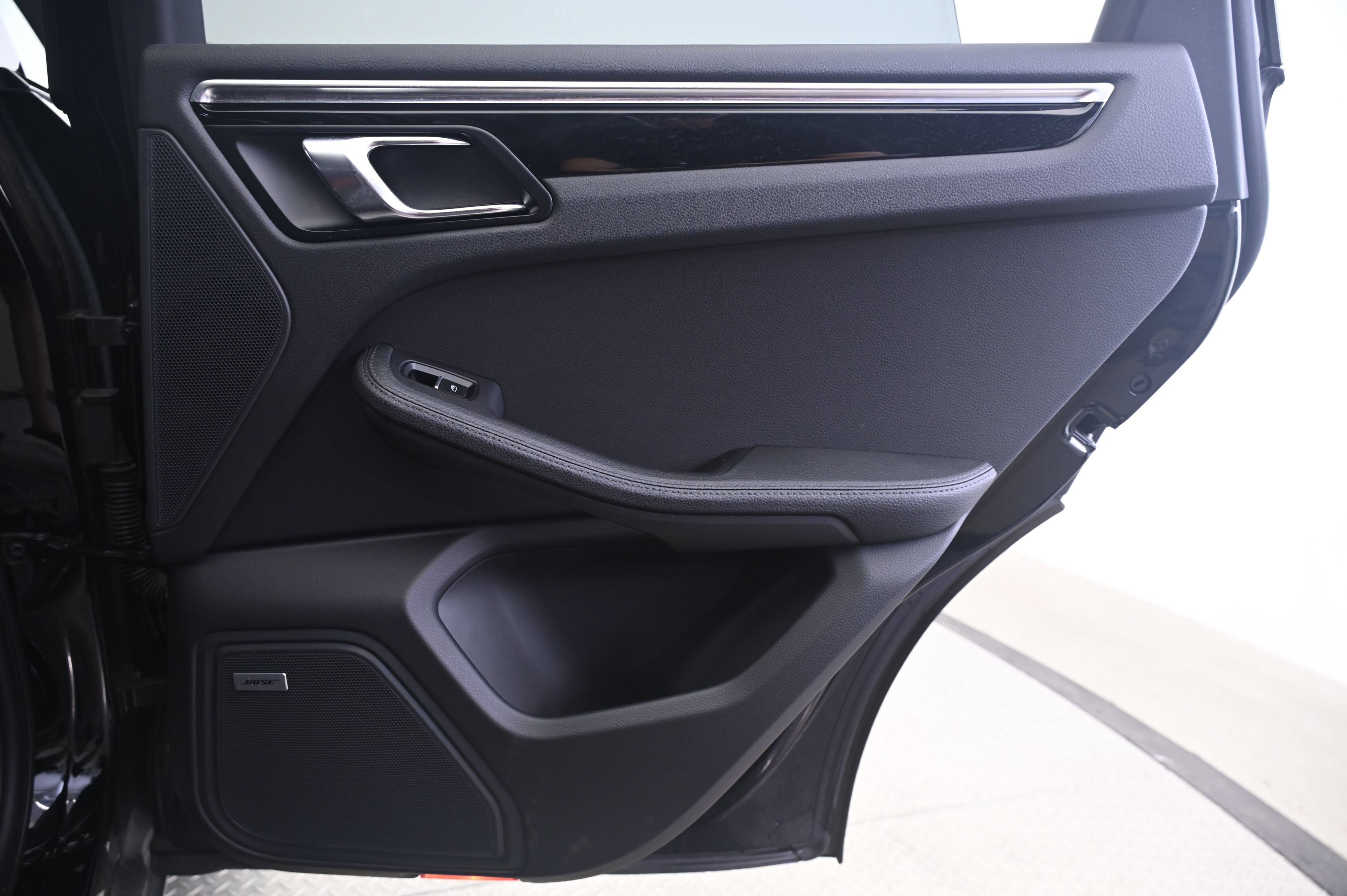 Certified 2023 Porsche Macan S AWD/4WD image 16