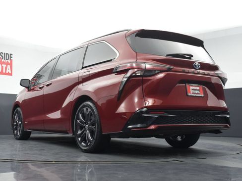 Used 2021 Toyota Sienna XSE FWD image 32