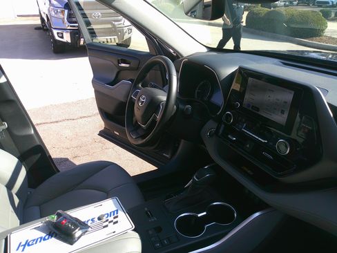 Used 2023 Toyota Highlander XLE image 35