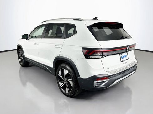 Used 2025 Volkswagen Taos SE AWD/4WD image 4