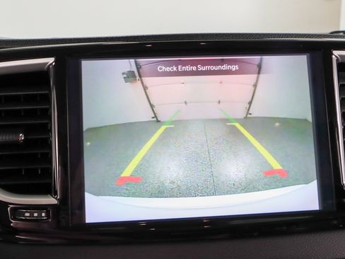 Used 2023 Chrysler Pacifica Touring-L FWD image 18